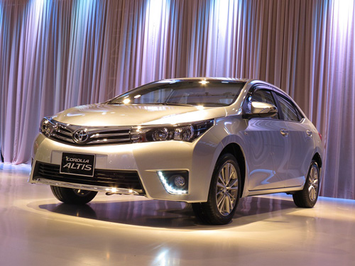 Toyota ra mắt Corolla Altis giá từ 757 triệu đồng 